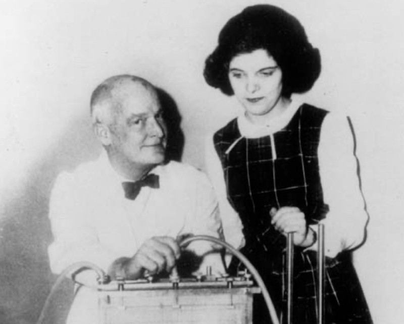  Dr. Gibbon, Cecelia Bavolek, and the artificial lung.